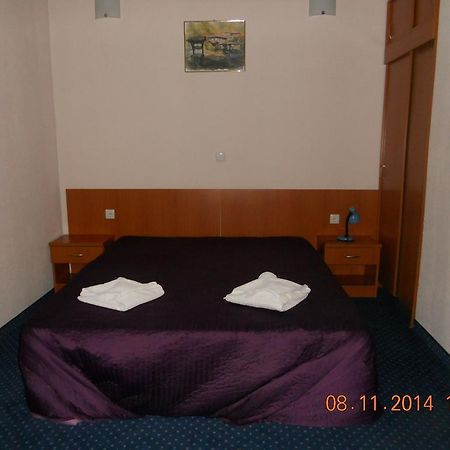 Family Hotel Helios Sevlievo Esterno foto