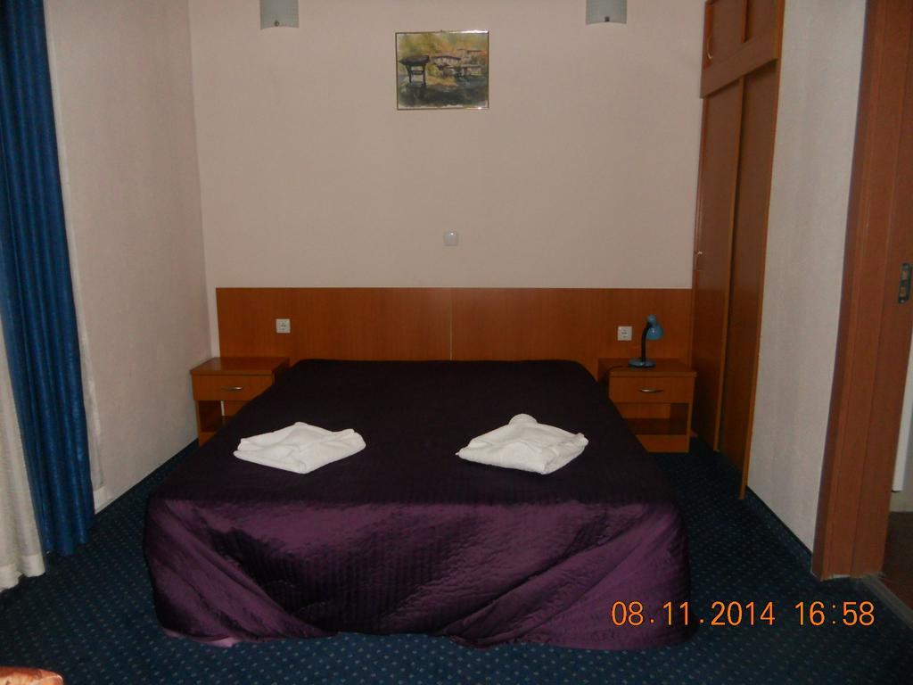 Family Hotel Helios Sevlievo Esterno foto